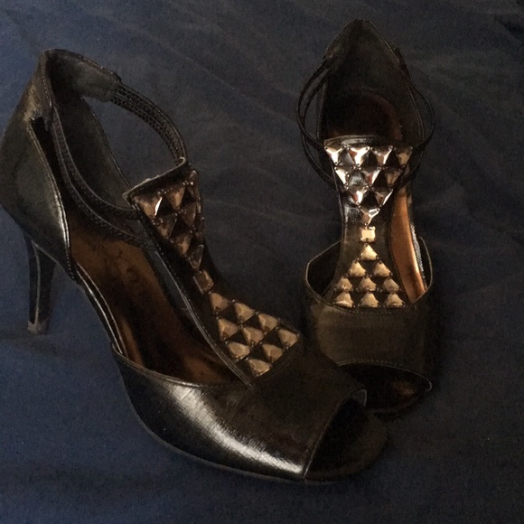 New York Transit Shoes - Black heels with jewels